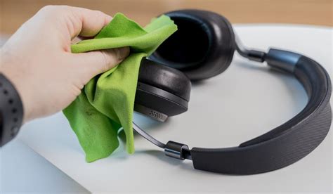 How to Clean Over-Ear Headphones | Robots.net