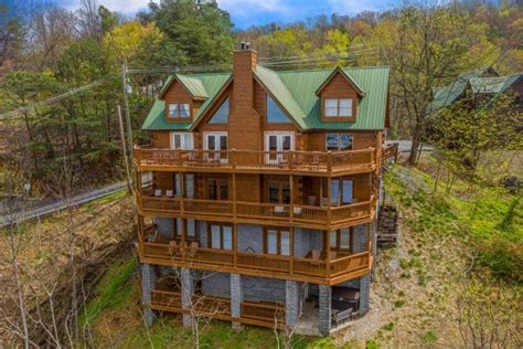 Big Bear Lodge UPDATED 2022: 7 Bedroom Cabin in Gatlinburg - Tripadvisor