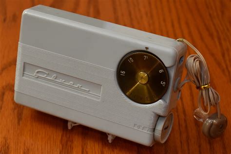 Vintage Silver Pocket Radio, Model PC-200, AM Band, 3 Vacu… | Flickr