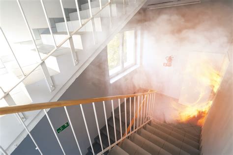 Brandschutz im Treppenhaus: Wertvolle Tipps, die im Ernstfall Leben retten - Bauhilfe Pirmasens GmbH