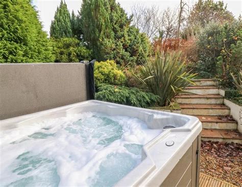 Pembrokeshire Cottages & Lodges with Hot Tubs | Hot tubs on offer