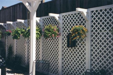 17 Lattice Fence Examples (AWESOME WAYS TO USE) - Love Home Designs