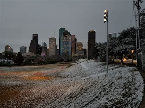 Houston Wakes Up to Snow; Hakeem Olajuwon’s Old House for Sale; New ...