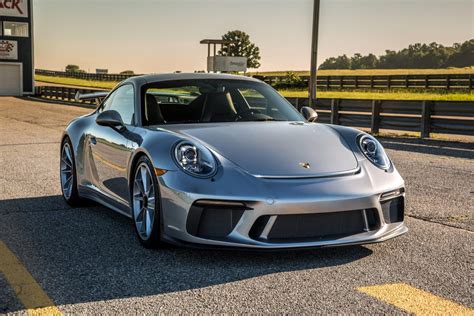 2018 Porsche 911 GT3: A manual makes it better - CNET