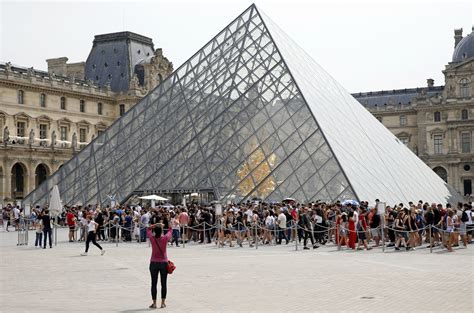 In the City of Love, Mass Tourism Troubles Parisian Hearts - Bloomberg