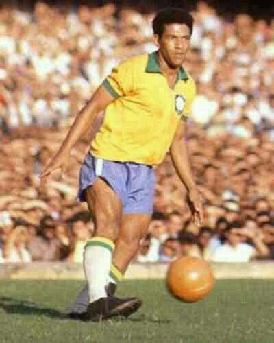 Garrincha of Brazil in 1963. | Soccer inspiration, Soccer, World football