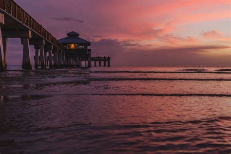 7 Best Places to Watch the Sunset at Fort Myers Beach: Sunset in Fort Myers Beach, Florida ...