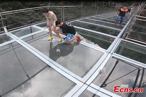 Terrifying glass bridge opens to the public in Guangdong