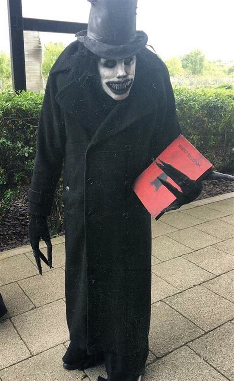 This very accurate Babadook cosplay. - 9GAG