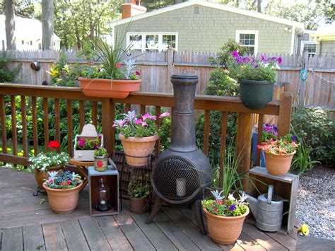 Deck decor.....looks kind of like our deck Porch Garden, Garden Pots ...