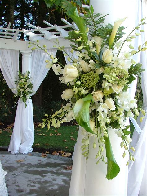 File:White and green floral spray wedding decor.jpg