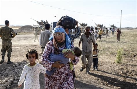 Thousands of Syrian Kurds flee to Turkey after Islamic State attacks | PBS NewsHour