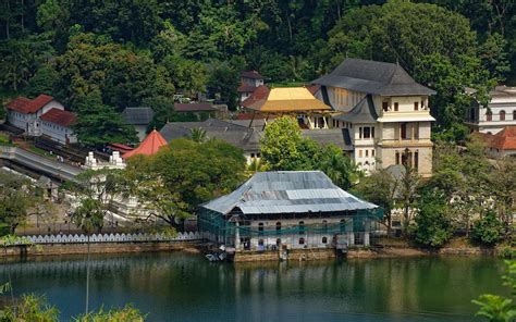 7 Reasons to Visit the Temple of the Tooth in Kandy Sri Lanka | LesterLost