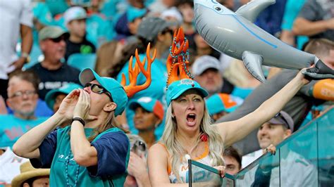 Dolphins bar fans from camp, preseason games because of COVID | Miami Herald