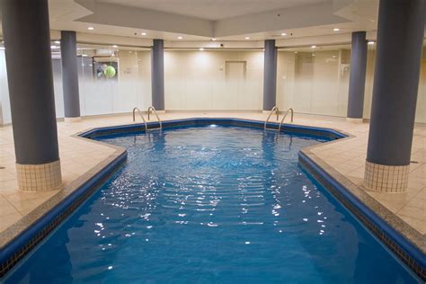 Hilton Montreal/Laval Pool Pictures & Reviews - Tripadvisor