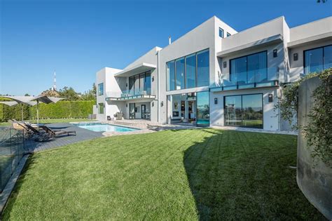 Beverly Hills Modern Home with Stunning Views