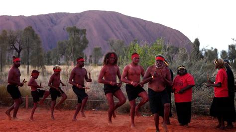 Les aborigènes Anangu célèbrent la fin des ascensions du rocher Uluru - Geo.fr