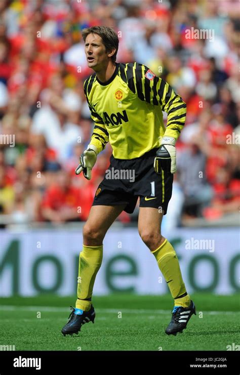 EDWIN VAN DER SAR MANCHESTER UNITED FC WEMBLEY LONDON ENGLAND 08 August ...