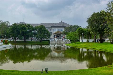 Pond on the grounds of Bang Pa-In royal summer palace near… | Flickr