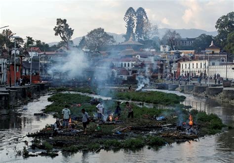 News Wrap: Kathmandu overwhelmed by rubble after earthquake | PBS NewsHour