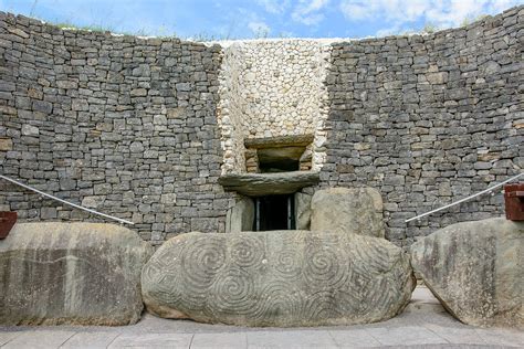 Newgrange Neolithic Monument (Illustration) - World History Encyclopedia