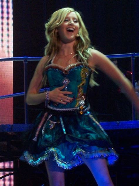 Red Carpet Dresses: Ashley Tisdale - High School Musical Concert 2007