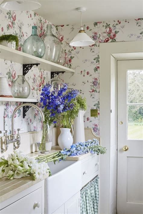 35 Chic Floral Wallpaper Kitchen Decor Ideas - DigsDigs