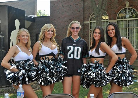 Cheerleaders and Sport Girls: Philadelphia Eagles Cheerleaders Say Hello