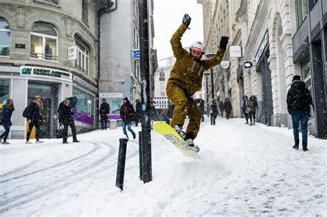 Heaviest Snow in Decades Batters U.K., Ireland and the Continent - The New York Times