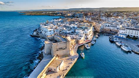 Vista aerea del porto antico e del Castello Carlo V, Monopoli