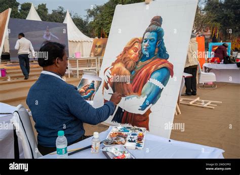 New Delhi, India. 19th Jan, 2024. An Indian artist makes a painting ...