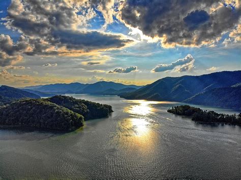 Watauga Lake in Carter County, TN [OC] [4055x3039] : r/EarthPorn