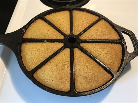 Cast iron cornbread pan in 2020 | Oven cooking, Cast iron corn bread, Pan cornbread