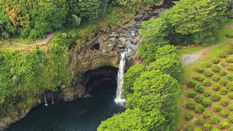 Aerial view of Rainbow (Waiānuenue) Falls in Hilo, Big Island, Hawaii, USA | Windows Spotlight ...