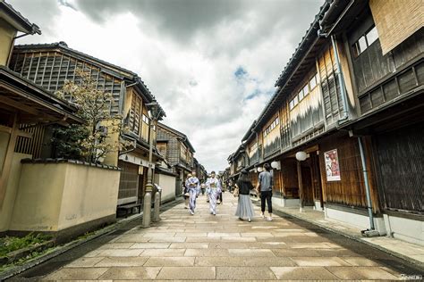 Once an area home to Kanazawa's geisha, the Higashi Chaya-gai (東茶屋街), Nishi Chaya-gai (西茶屋街 ...