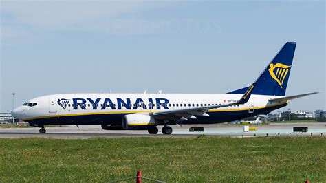 Ryanair Boeing 737-800 Takeoff from Malta (4K) - YouTube