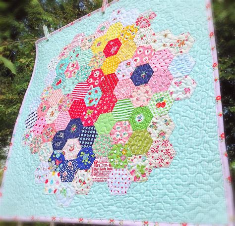 lovely little handmades: hexagon mini quilt!