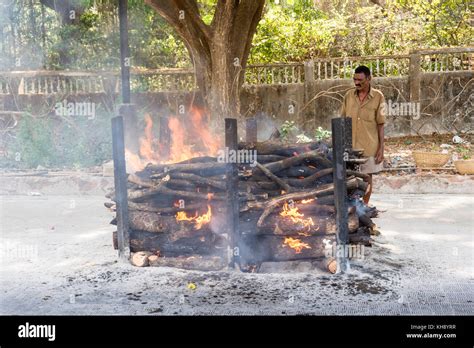 Indian cremation in Goa Stock Photo - Alamy