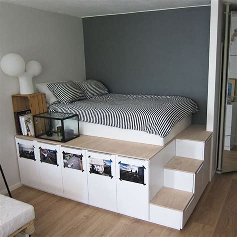 Bed verhoogd op Ikea keukenkasten | Small space storage bedroom ...