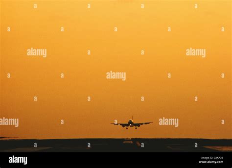 landing aircraft, jet plane, Boeing 747, jet Stock Photo - Alamy