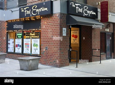 The grocery store entrance in New York Stock Photo - Alamy