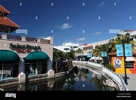 La Isla shopping center, Hotel Zone, Cancun Stock Photo: 66169703 - Alamy