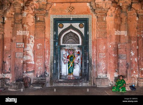 Hindu shrine inside the Mihrab of an old mosque, Daulatabad Fort ...