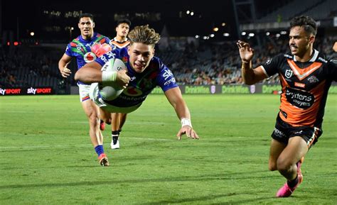 NRL: Reece Walsh shines as New Zealand Warriors claw past Tigers - NZ Herald