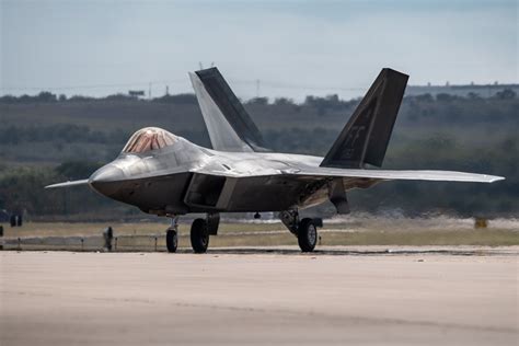 DVIDS - Images - F-22 Dominates Dallas Air Show [Image 9 of 12]