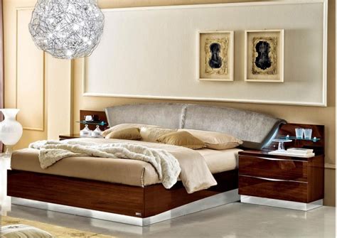 Odelia Walnut Modern Italian Bedroom set - N - Modern - Bedroom Star ...