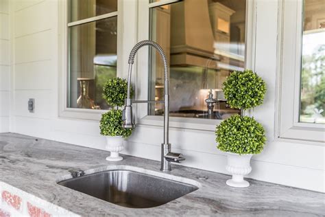 How to Choose an Outdoor Kitchen Sink for Your Home [Buying Guide ...