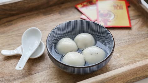 How to Make Black Sesame Tang Yuan | Chinese Glutinous Rice Balls 黑芝麻湯圓 (Recipe) - YouTube