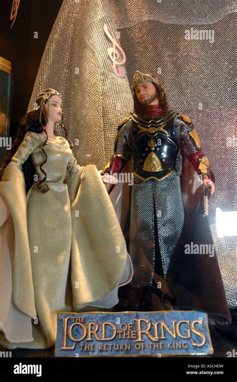 Barbie dolls as Arwen (Liv Tyler) and Aragorn (Viggo Mortensen) from ...