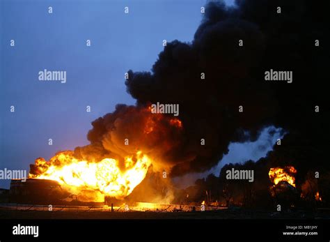 Buncefield fire 2005 Stock Photo - Alamy